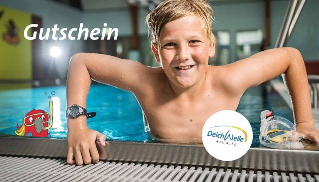 Junge der aus dem Pool steigt